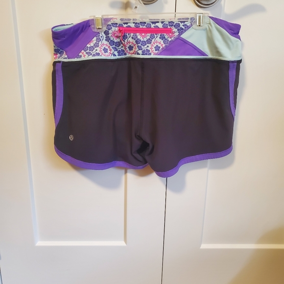 Lululemon sz 8 running shorts - Picture 2 of 3